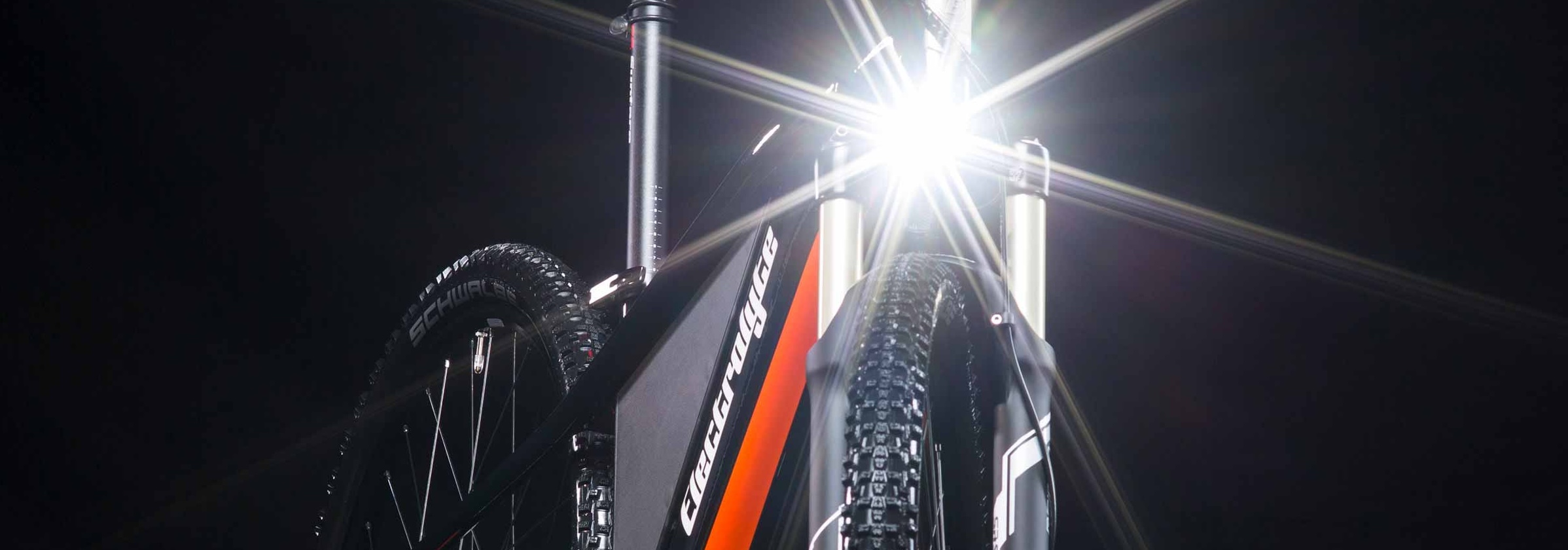 Premium Custom E-Bike mit Supernova M99 Scheinwerfer bei Nachtfahrt – perfekte Ausleuchtung